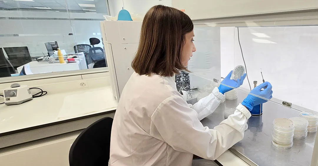 Ana Alarcia García en su laboratorio en Nutritec